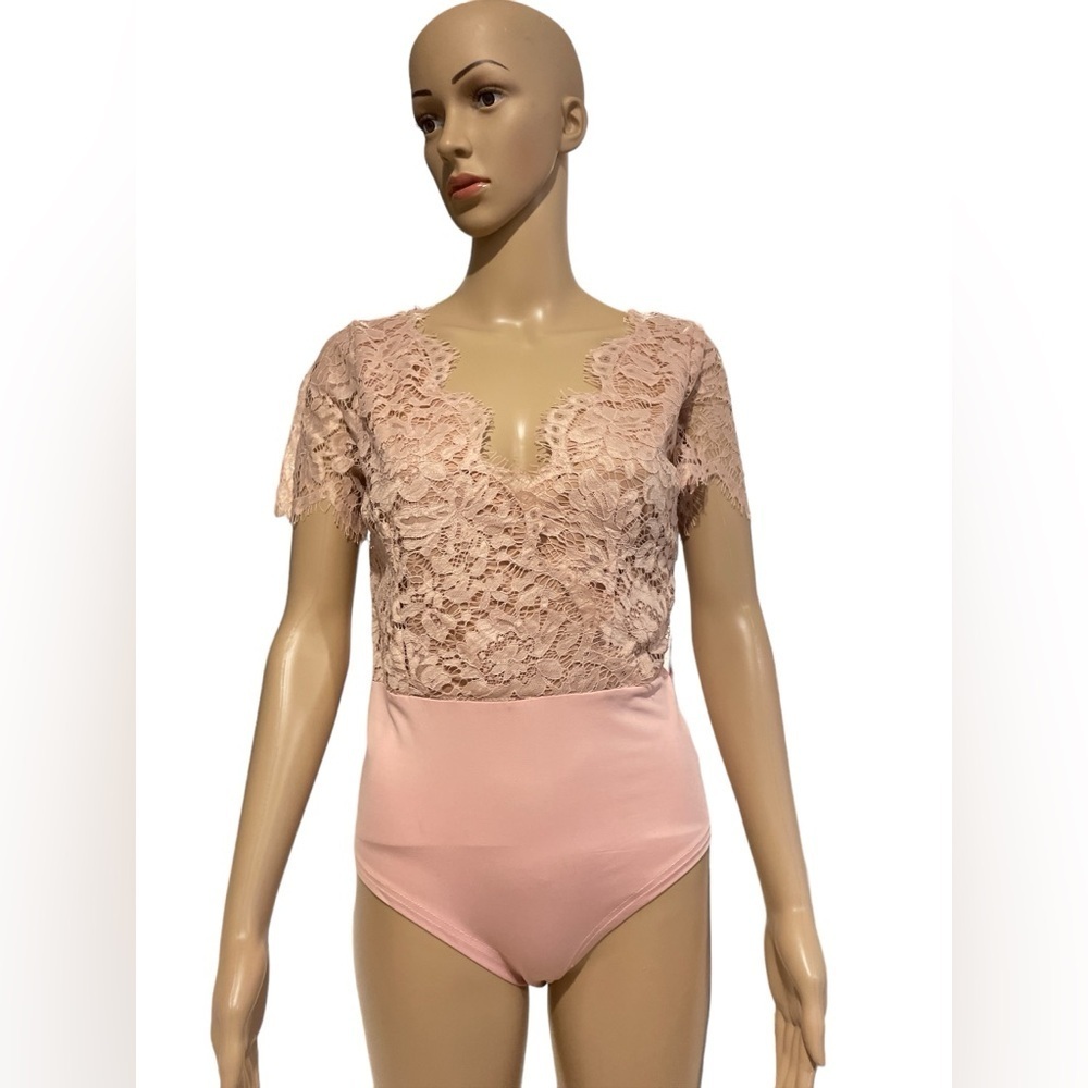 Nwt LACE BODYSUIT  Bodysuit size M